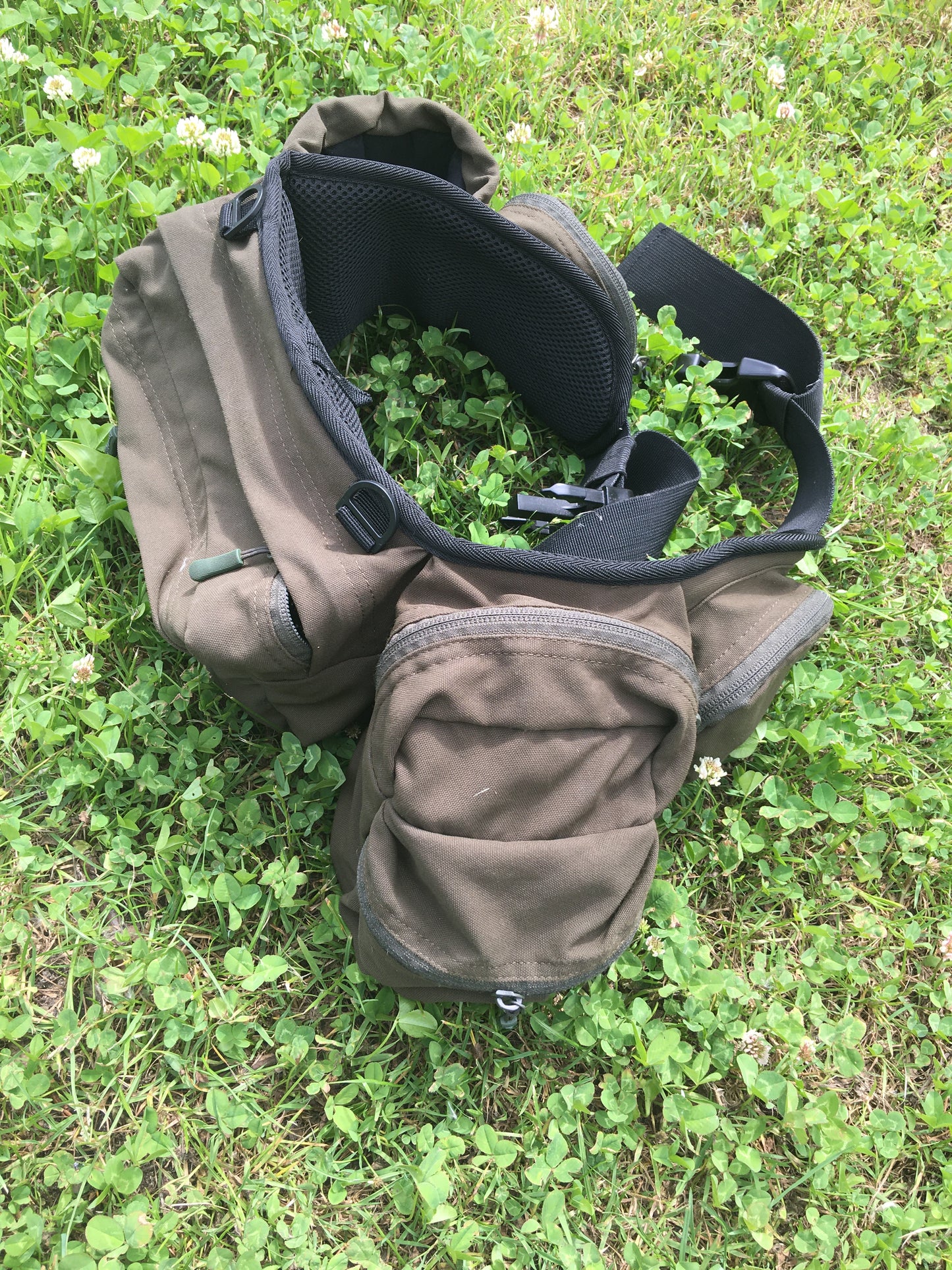 Pinewood Ranger Bæltetaske  En praktisk bæltetaske til den aktive jæger. Mange praktiske lommer. Bredt bælte med forring for ekstra komfort. 100% polyester.